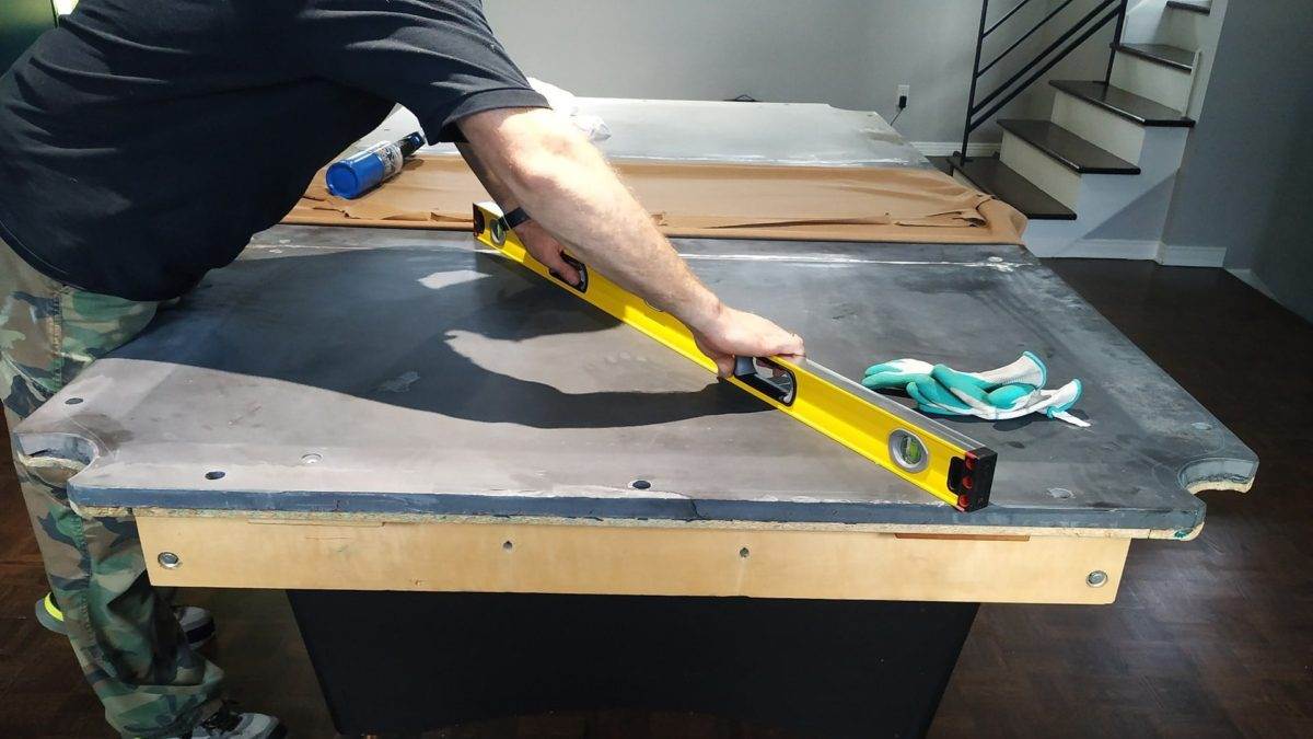 Table de billard inspectée avant un déménagement